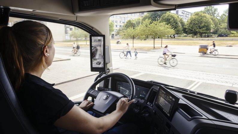 Volvo Trucks, nuovi sistemi sicurezza per proteggere pedoni e ciclisti