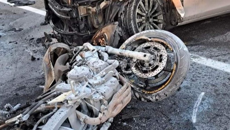 Tragico incidente sulla 106, motociclista morto a Corigliano Rossano (video)