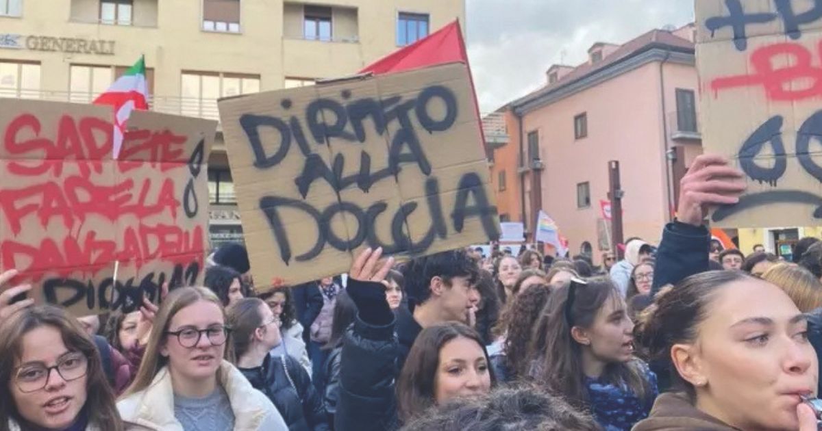 https://www.quotidianodelsud.it/wp-content/uploads/2024/11/acqua-manifestazione-potenza.jpg