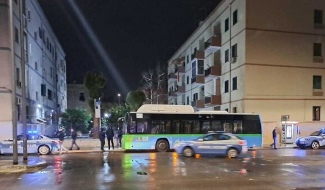 Sassi contro autobus a Brindisi: nessun ferito, indagini in corso