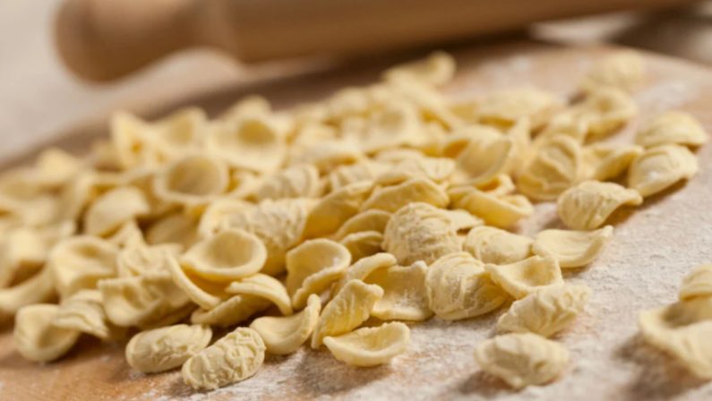 Bari Vecchia, sciopero delle pastaie per difendere le orecchiette