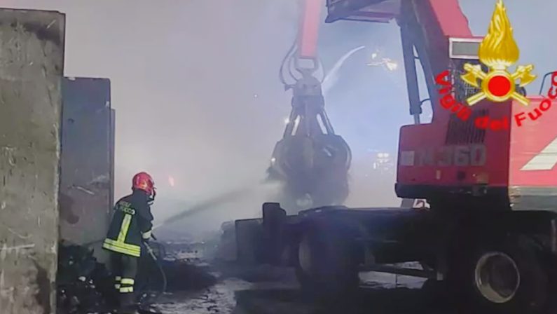 Brindisi, incendio in deposito di rifiuti: indagini sulla gestione