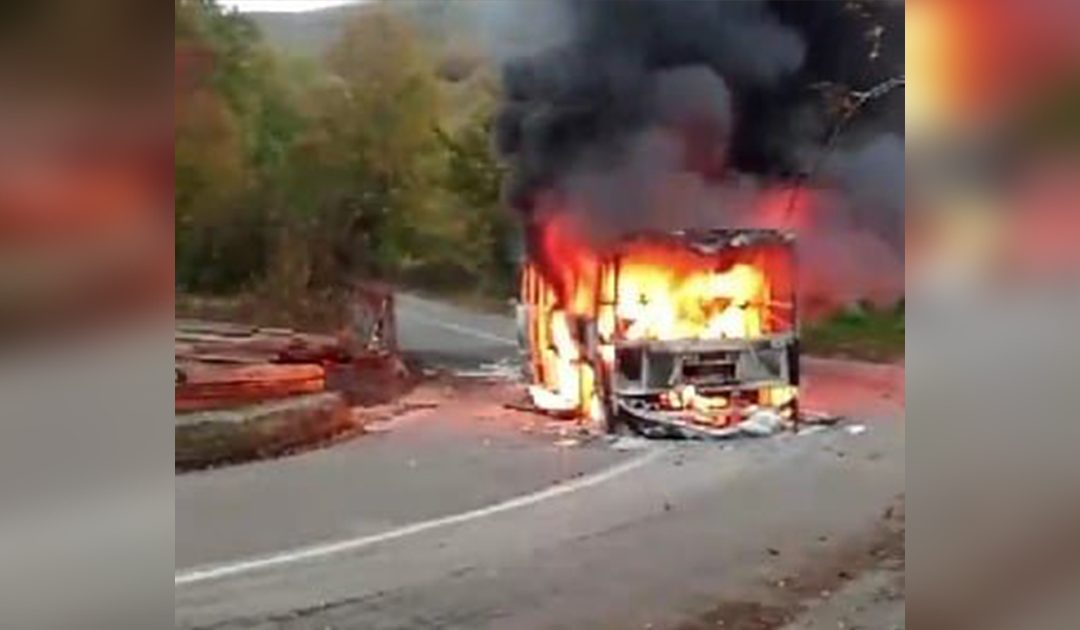 San Severino lucano, in fiamme autobus con 8 studenti a bordo