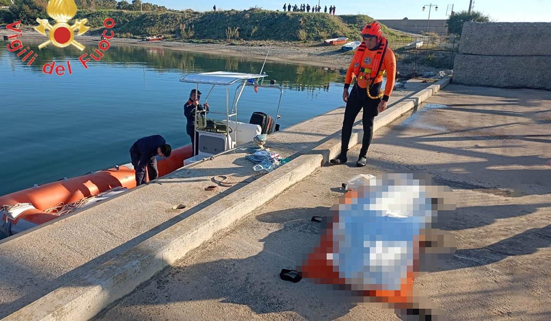 Giallo a Catanzaro Lido, scoperto un cadavere tra gli scogli del molo piccolo