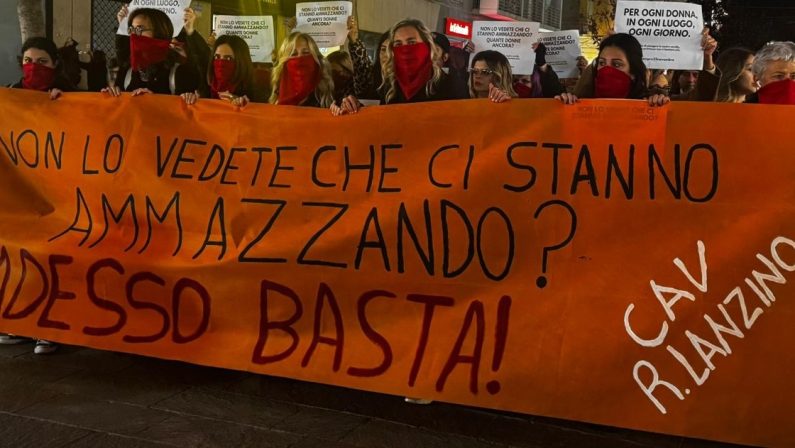 Cosenza e oltre 40 città italiane unite contro la violenza sulle donne