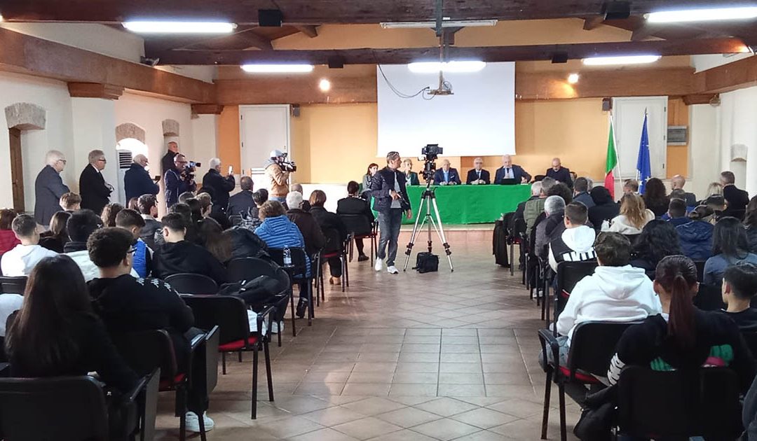 L'incontro nella sala Falcone e Borsellino di Cutro