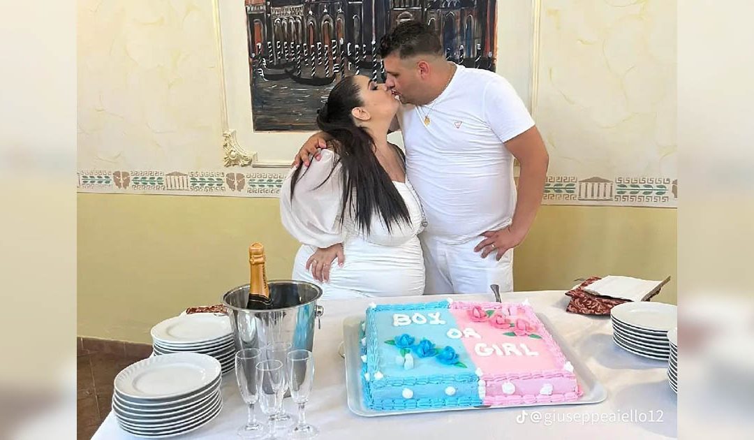 I genitori della piccola attendevano il lieto evento con una torta per metà rosa e per metà azzurra