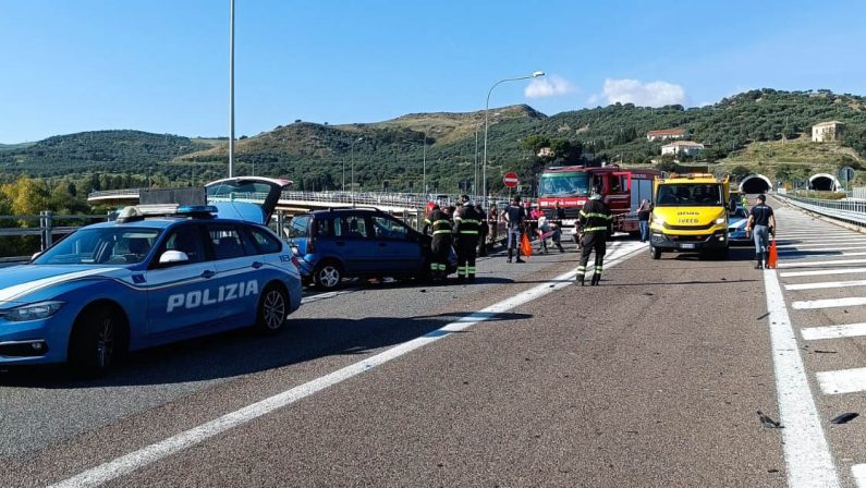 Tragedia a Squillace, incidente stradale sulla 106 Jonica, morta una 43enne