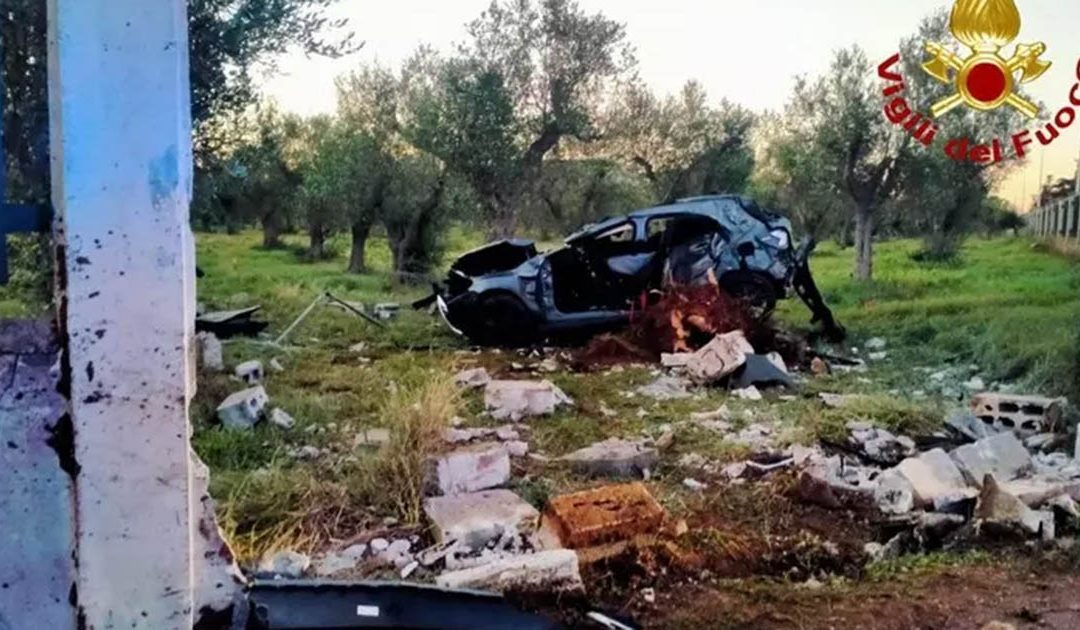 L'auto distrutta nell'incidente