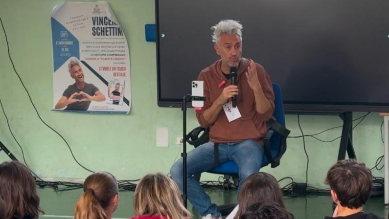 Cosenza, il professor Vincenzo Schettini conquista gli studenti di via Negroni