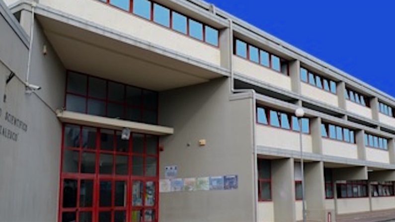 Professore aggredito a Locri: denunciato il padre di uno studente