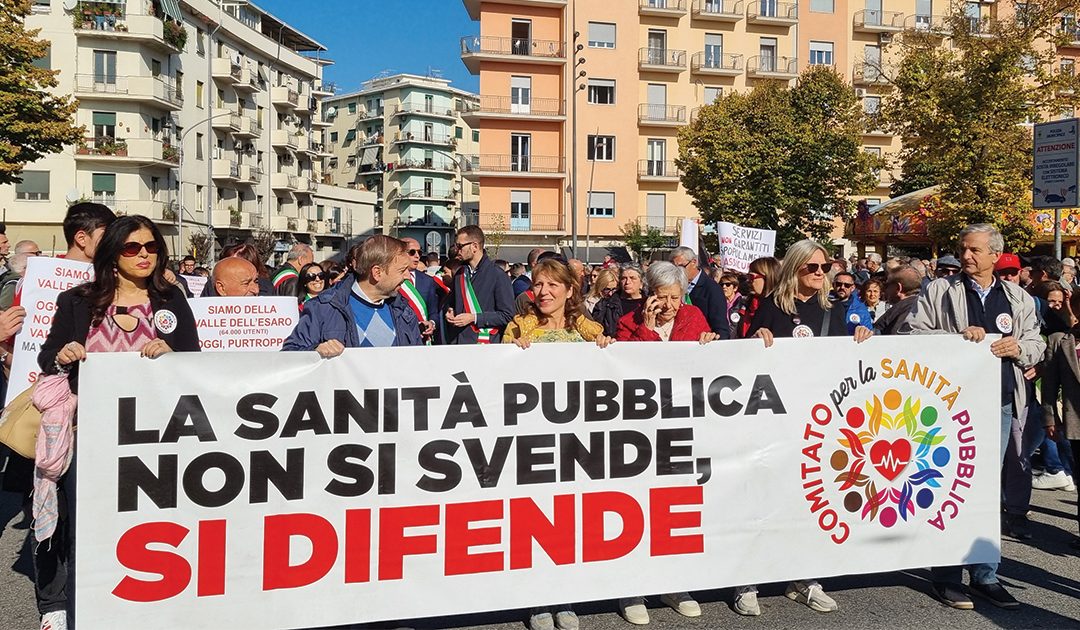 Cosenza grida in piazza: «La sanità pubblica non si svende»