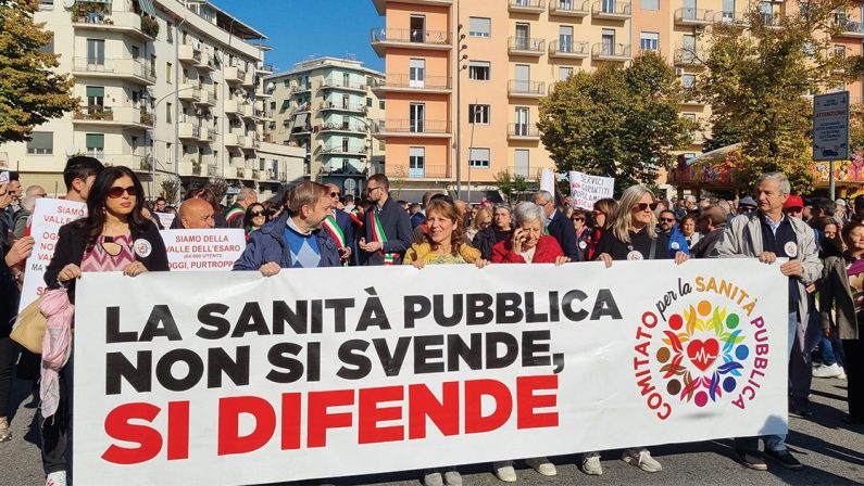 Cosenza grida in piazza: «La sanità pubblica non si svende»