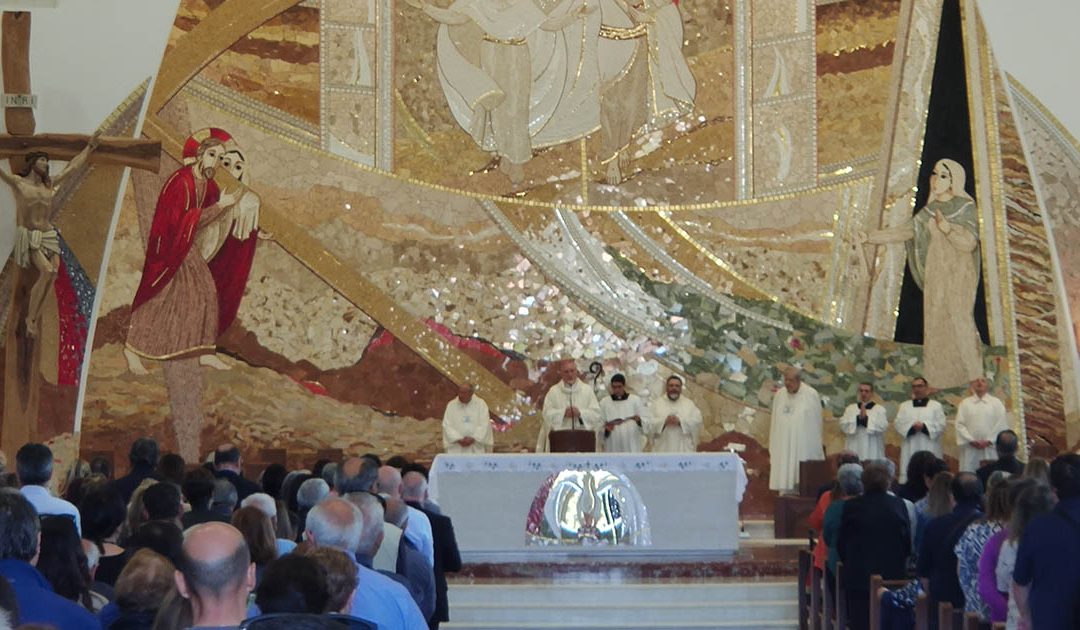 Il vescovo Attilio Nostro durante la celebrazione eucaristica a Paravati