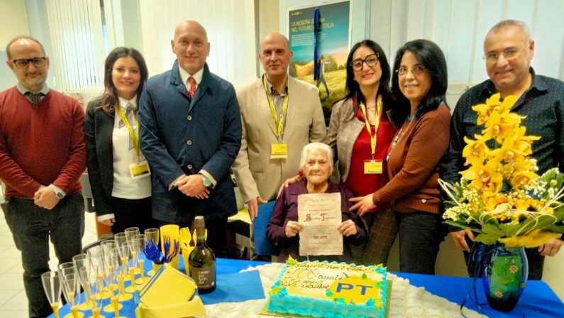 Corigliano- Rossano, Poste Italiane celebra i 100 anni di nonna Serafina