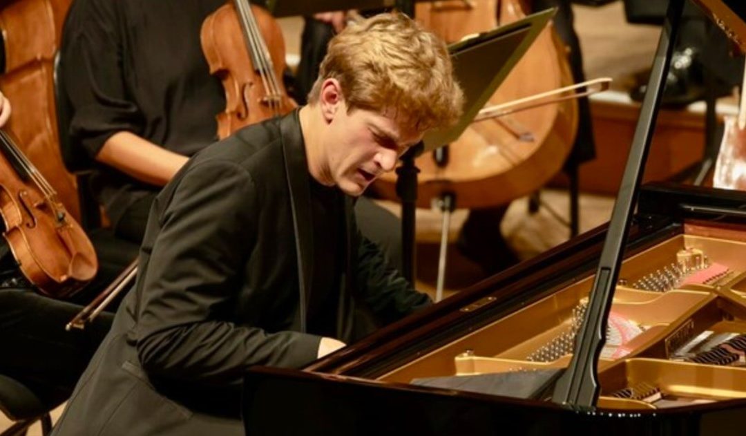 Bari, al Petruzzelli il pianista Jan Lisiecki in concerto