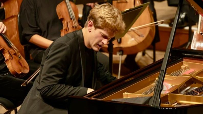 Bari, al Petruzzelli il pianista Jan Lisiecki in concerto