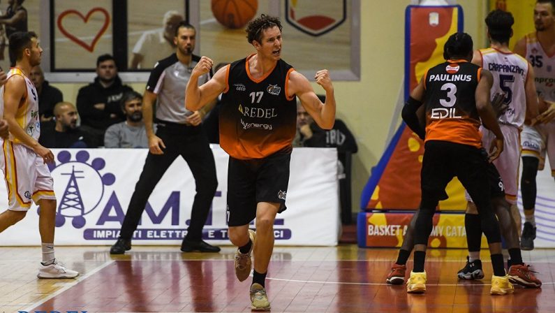 Catanzaro, La Redel Viola vince di misura sulla Basket Academy