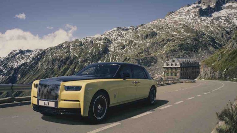 007 Goldfinger: ecco la Rolls-Royce del cattivo con gli interni in oro