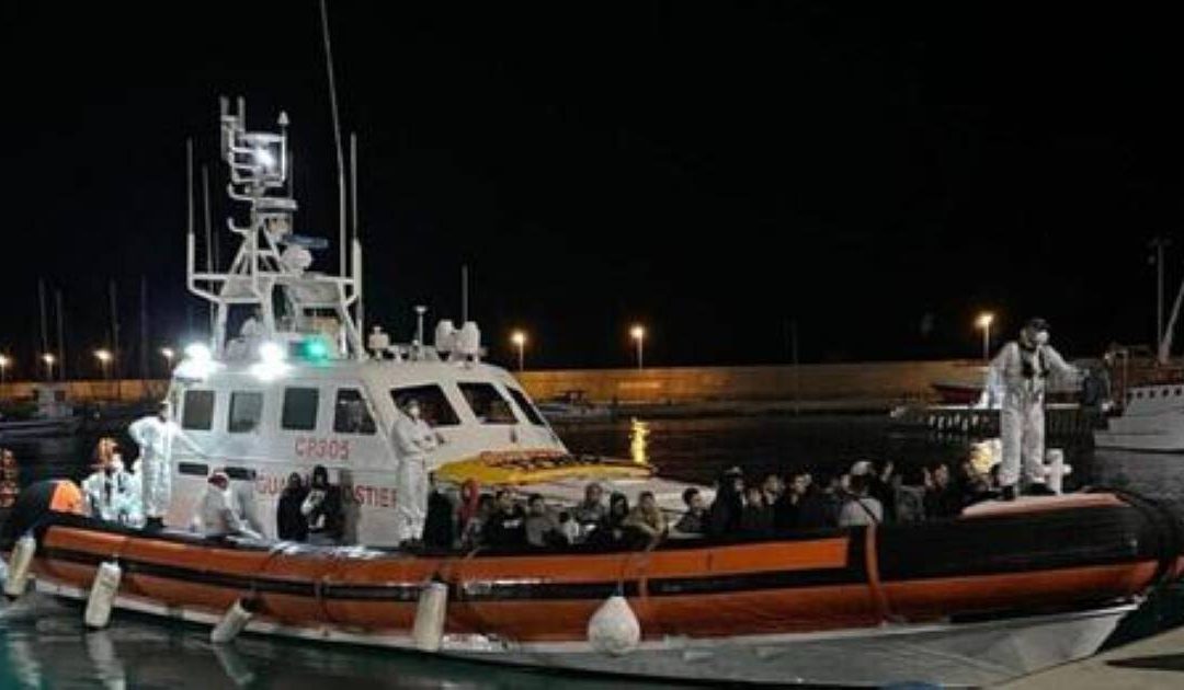 Roccella Jonica, sbarco nella notte di 94 migranti