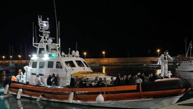 Roccella Jonica, sbarco nella notte di 94 migranti