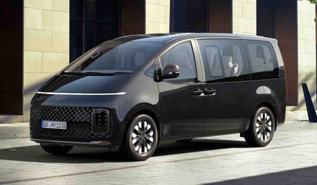 Nell'immagine, la versione full-hybrid di Staria, il Van di Hyundai