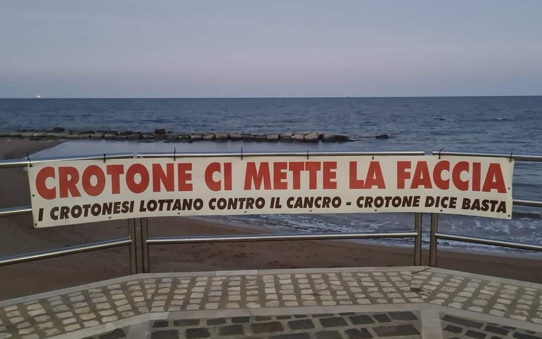 Lo striscione esposto durante la manifestazione di Crotone