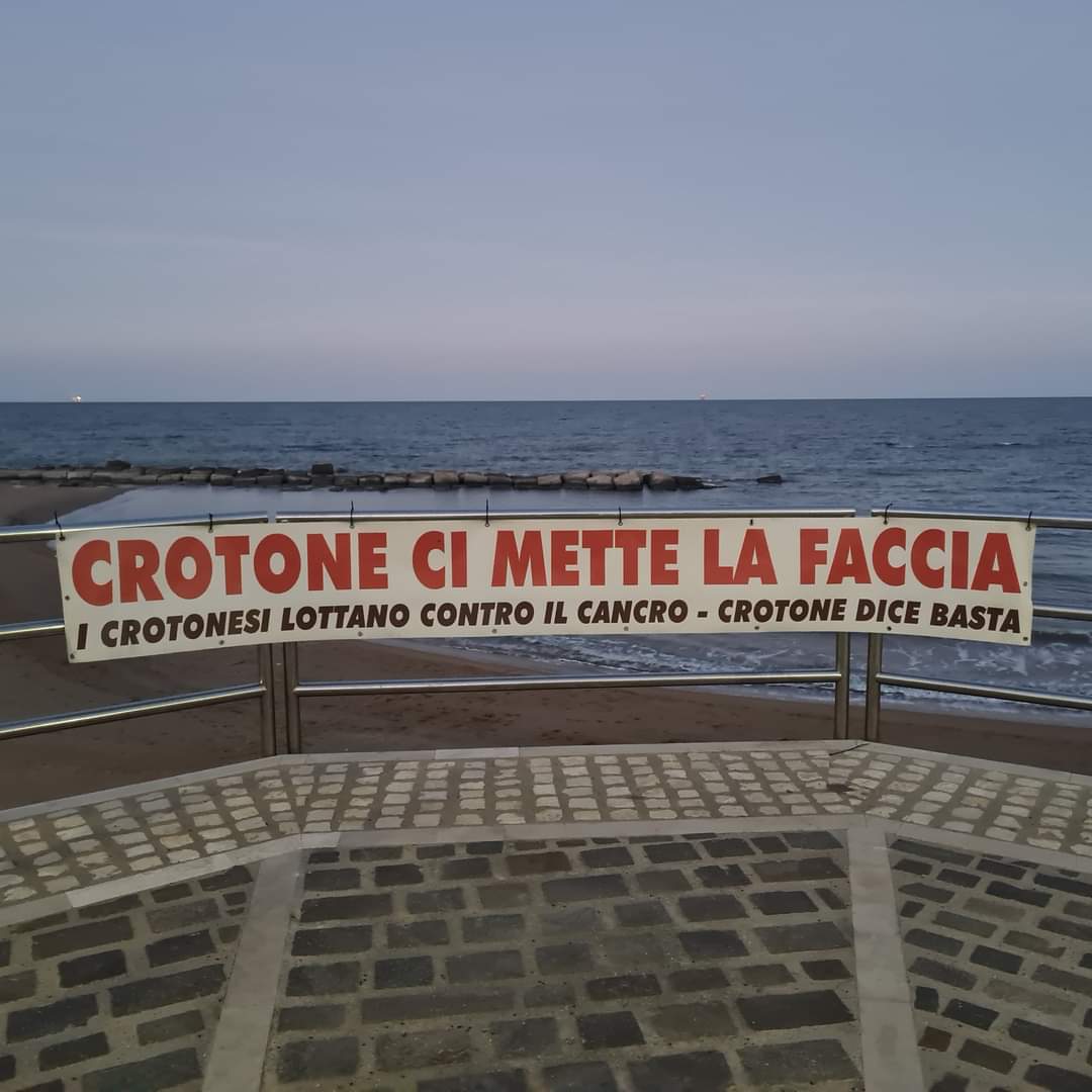 https://www.quotidianodelsud.it/wp-content/uploads/2024/11/striscione-crotone-ci-mette-la-faccia.jpg