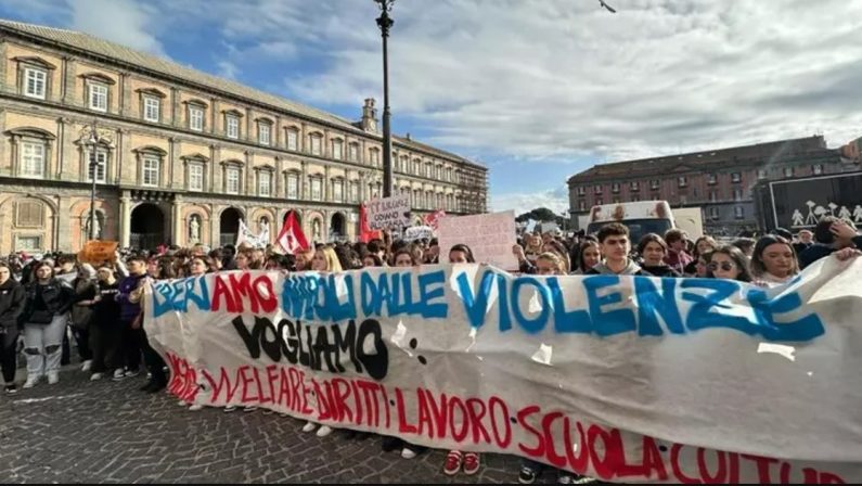 Uds Campania, studenti in piazza: «Disarmiamo Napoli»