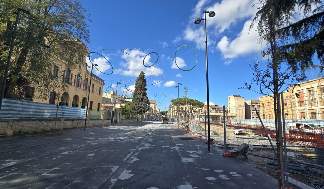 Le luminarie installate in piazza Municipio