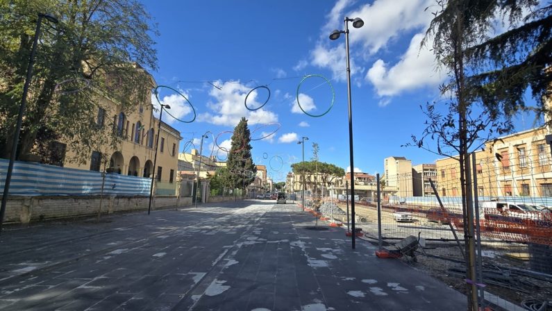 Luminarie a rischio in piazza Municipio a Vibo: pali di illuminazione incurvati e l'azienda accusa il Comune