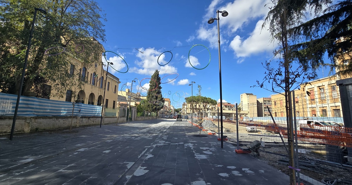 https://www.quotidianodelsud.it/wp-content/uploads/2024/11/vibo-pali-luminarie-piazza-municipio.jpeg