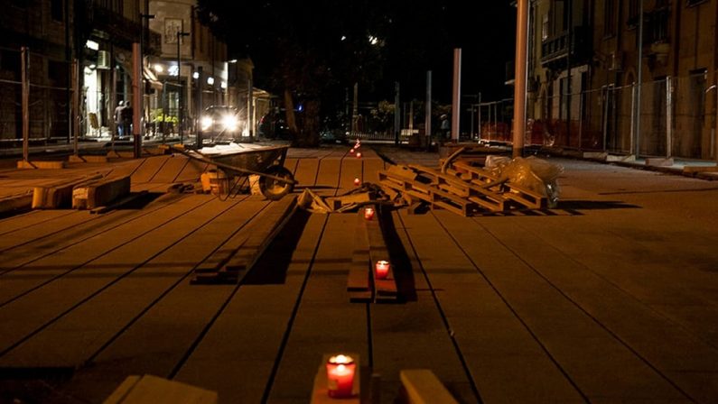 Lumini in piazza per celebrarne la "morte", l'amara iniziativa dei commercianti di Vibo