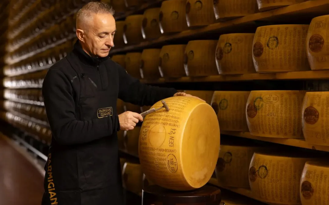 Parmigiano Reggiano, battitura al via per controllare la qualità