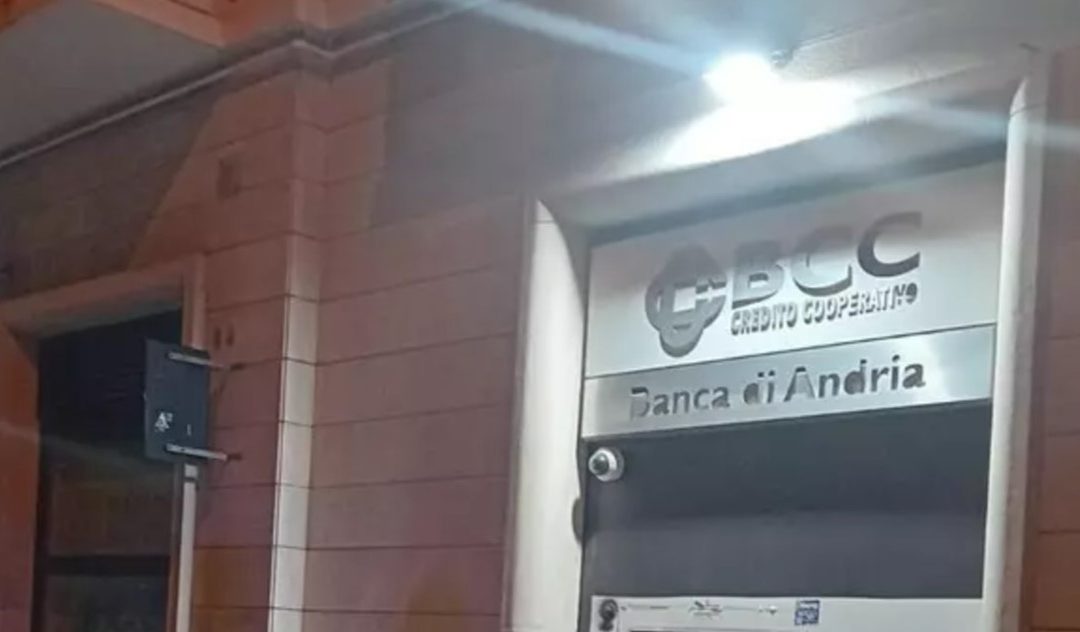 Andria, esplosione al bancomat Bcc: colpo fallito, indagini in corso