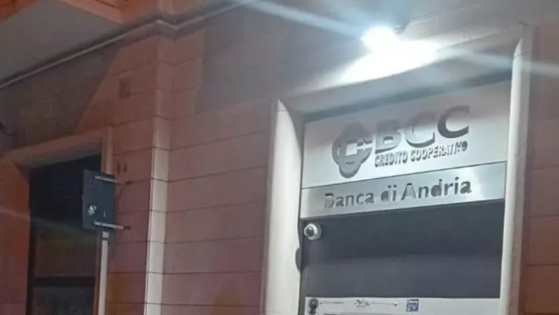 Andria, esplosione al bancomat Bcc: colpo fallito, indagini in corso