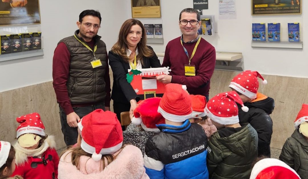 Terranova da Sibari, bambini all’ufficio postale per scrivere a Babbo Natale