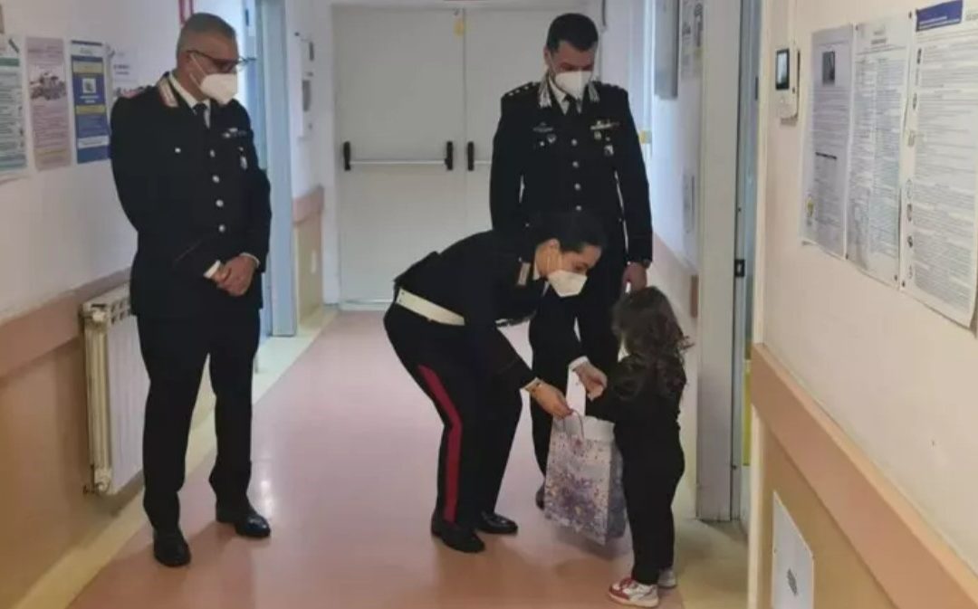 Carabinieri di Nola regalano sorrisi e doni ai bambini in ospedale