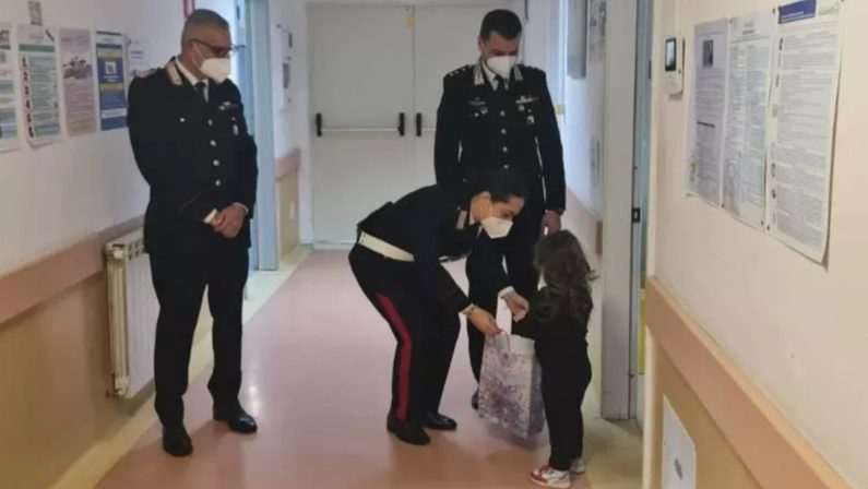 Carabinieri di Nola regalano sorrisi e doni ai bambini in ospedale