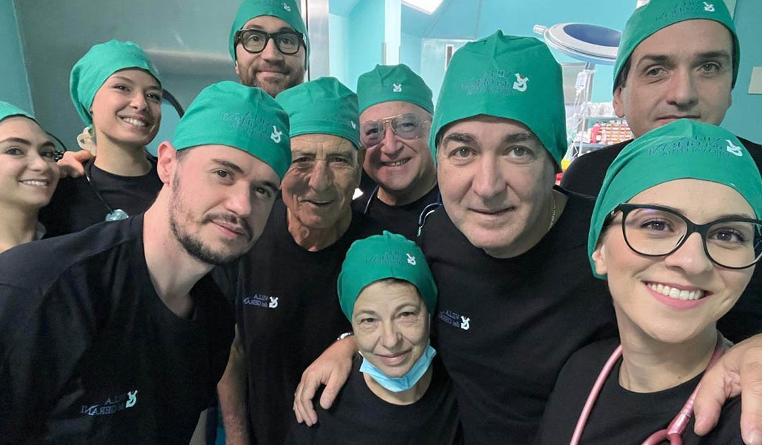 Il primario Vincenzo James Greco con la sua Equipe autori dell'operazione al colon in diretta mondiale