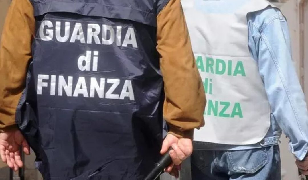 Travestiti da finanzieri rapinano una famiglia nel Barese