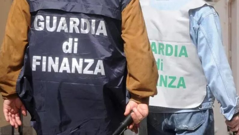 Travestiti da finanzieri rapinano una famiglia nel Barese