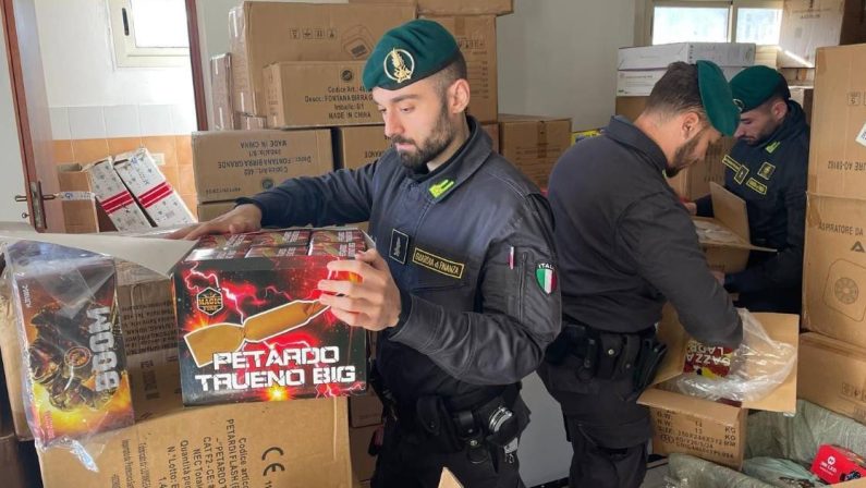 Fuochi d’artificio senza autorizzazione, nel lametino sequestrate 2 tonnellate di botti