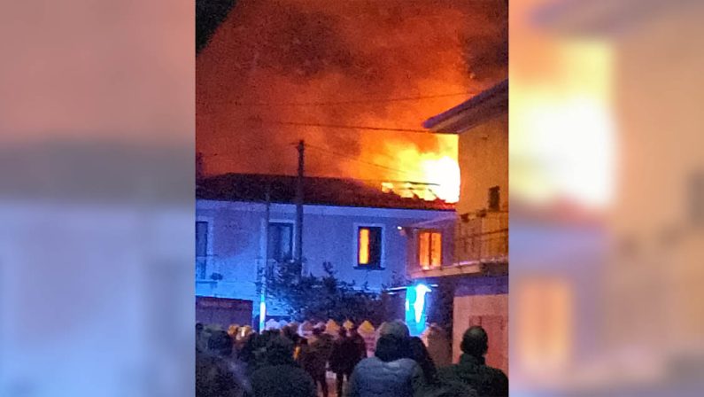 Incendio a Nicotera, donna salvata dalle fiamme da un 38enne