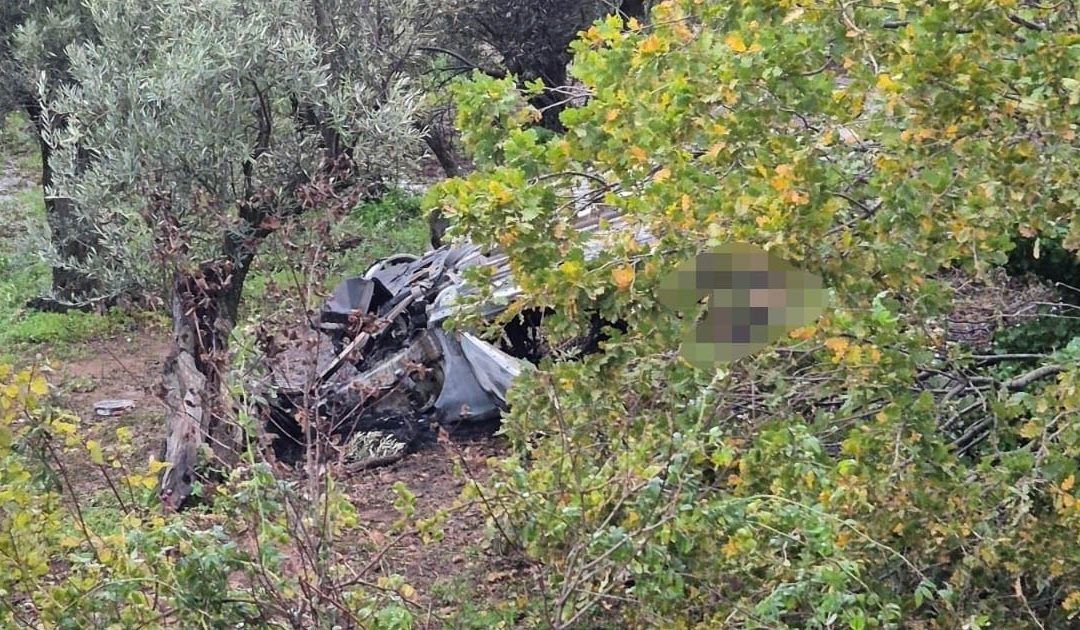 L'auto distrutta dalle fiamme