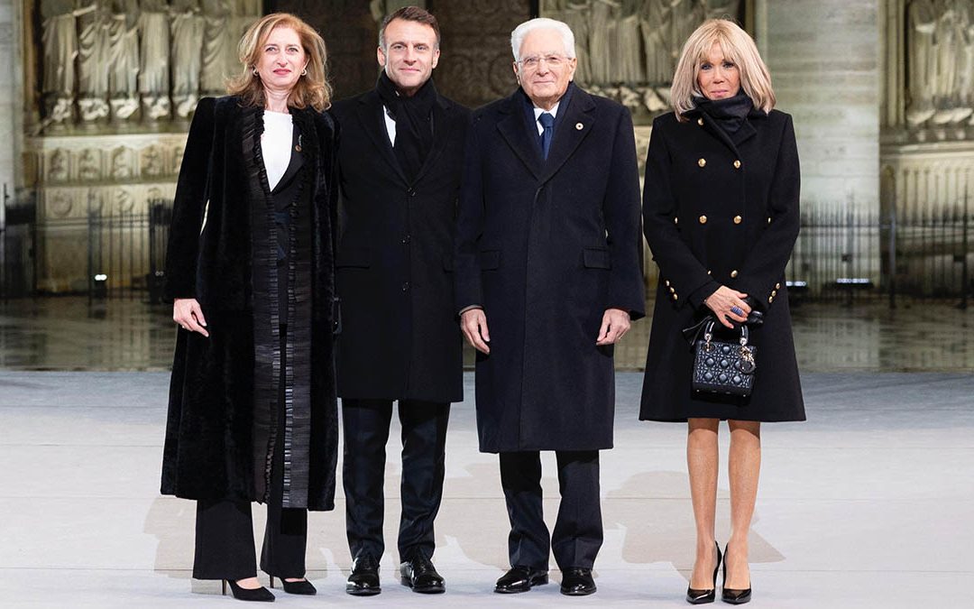 Il Presidente della Repubblica Sergio Mattarella e la figlia Laura con Emmanuel Macron Presidente della Repubblica francese e la moglie Brigitte Marie-Claude Trogneux in occasione della riapertura della Cattedrale di Notre-Dame