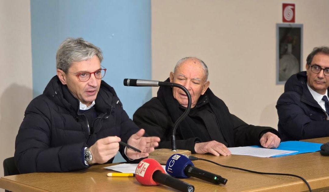 Giuseppe Mangialavori e il presidente della Fondazione don Pasquale Barone durante la conferenza stampa