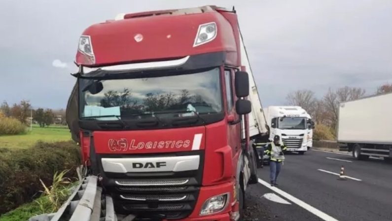 Incidente sull'A1: operaio campano travolto e ucciso da un tir