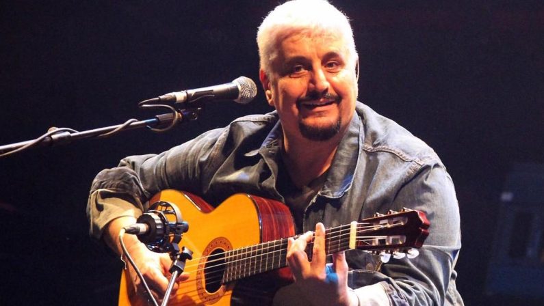 Napoli celebra Pino Daniele con un percorso musicale tra i vicoli