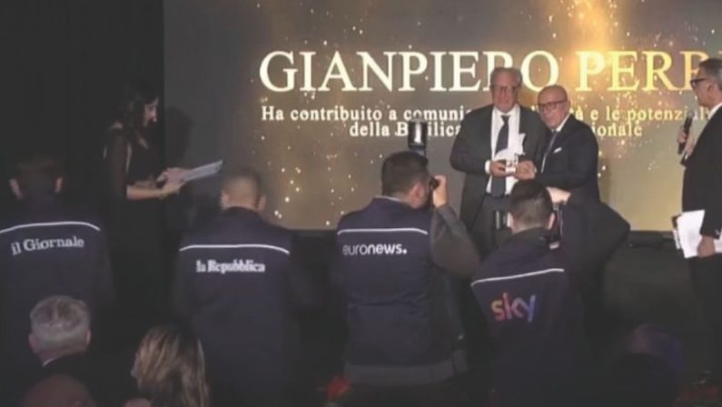 Galà Postiglione. Anche Sky si smarca: «Nessun fotografo»